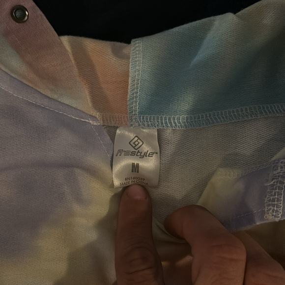 A tie-dye unisex sized medium polyester very light but maintains warmth - Picture 2 of 2